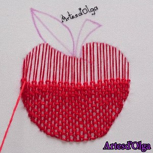 👩‍🎨 ¡Hola! En este video, aprenderás a bordar una manzana. 🍎 ℹ️ Para bordarla necesitarás: Tela lino flex, lana roja, hilos de madeja (verde claro, verde oscuro y marrón) y aguja #3 (5cm) | Artesd'Olga