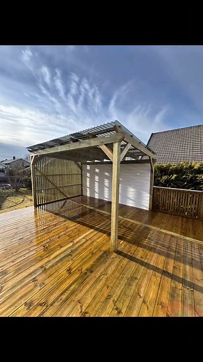 Pergola er noe mange ønsker seg, og som mange klarer å bygge selv 👌🏽 Denne her er 4x3 meter hvor; Stolpene er i str 98x98 Tverrbjelker og dragere er i str 148x48 Spilkerslag til plastaket er lekter i str 48x48 Veggene er av kledning i str 19x148 og spiler i str 23x48 Mange måter å snekre en slik en på, så her er det bare å kaste seg rundt 😎 Spørsmål? Bare spør i kommentarfeltet eller send en dm 😍 Det ligger også flere klipp under høydepunkter på profilen min! #pergola #homemade #diy #foryou 