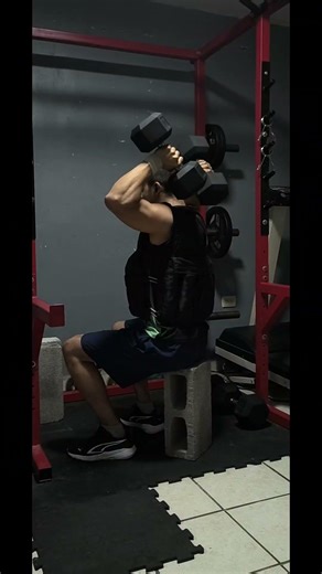 ponlo endurecido 😱 #triceps. no es lo que te imaginas. #core calistenia #mancuernas gym