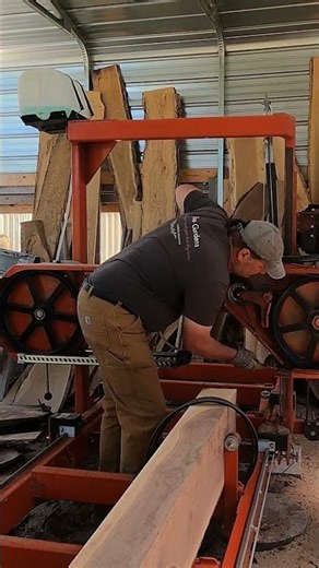 Drive belt change on the Wood-Mizer sawmill mid log…