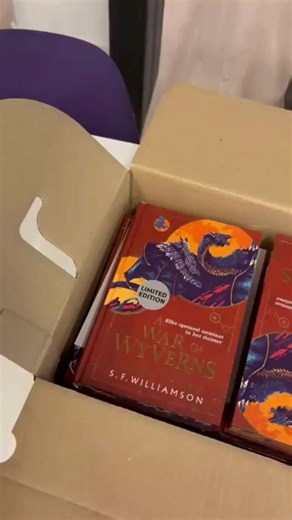 Het moment dat je influencerpakketjes inpakt voor een boek dat je straks overal gaat tegenkomen… 🐉📦 A War of Wyverns heeft alles wat we willen: draken, gevaar en een ongelofelijk spannend verhaal. En dit pakketje inpakken maakte ons alleen maar nieuwsgieriger. 🔥 Zeg nou zelf… dit ontvangen zou toch een droom zijn? Maar het allerbelangrijkste: staat deze al op jouw TBR? 👀 #awarofwyverns #harpercollinsholland