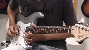 #FENDER AFFINITY SERIES™ STRATOCASTER® Squier Affinity Stratocaster mang dáng vẻ và âm hưởng của một cây đàn Fender Stratocaster kinh điển: mạnh mẽ với Rock, ngọt ngào với Blues, tan chảy với Rock and Roll Nhưng thông số cơ bản của Squier Affinity: - Maple Neck, "C" Shape, Maple hoặc Rosewood Fretboard, 21 phím - 3 Pick up nguyên bản với Switch 5 vị trí - Thân đàn được làm từ gỗ Alder truyền thống của Fender Giá : 5.800.000 (có bao) Sản phẩm hiện có bán tại các chi nhánh và đại lý ủy quyền Việt 