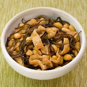 短時間で作れる！ 切り昆布と油揚げの煮物のレシピ動画・作り方 | デリッシュキッチン