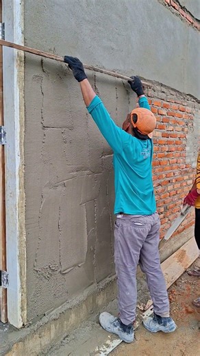 Senior technique for smoothing wavy plaster #viral building #viral craftsman#constructionchannel