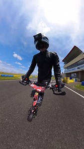Petit résumé de mon Angerville le 29 mai 2025 ! J’ai pris une sacrée golden ! D’où l’équipement qui m’a clairement sauvé ! Je sais pas dans quel état je serai sans équipement… Avec la super trottinette électrique de chez @ragemechanics la RM-light qu’à conduit @fastgirl_14 à Escourse. #trottinetteelectrique #competition #ragemechanics #puretorque #race | Raftor