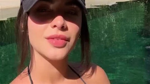 Gabriela Versiani sensualiza dançando de biquíni