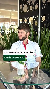 Na Bahia Farm Show, tivemos a honra de bater um papo com César Busato, da gigante Fazenda Busato! Hoje, a empresa cultiva mais de 50 mil hectares nos municípios de Luís Eduardo Magalhães, Baianópolis, São Desidério, Serra do Ramalho e Jaborandi. A produção inclui soja, híbridos de milho (milho pipoca, para consumo humano e animal) e algodão, com uso de sistemas de irrigação e sequeiro — combinação que garante alta produtividade e sustentabilidade. Com mais de 1.000 colaboradores diretos, a Fazen