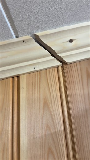 Daniel Hessleklint on Instagram: "Såhär gör jag när jag ska skarva taklist! Tycker helt klart att det blir bättre att ställa sågen i 45grader och kapa båda samtidigt. Istället för att bara skarva rakt av 👍 #carpenter #bygga #snickare #diy #renovering"