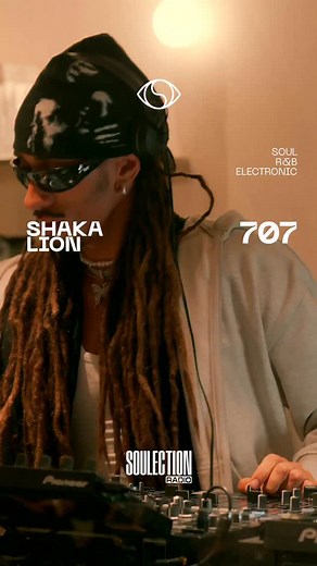 Live from @jac.barcelona 🇪🇸 @raulwindson takes over Soulection Radio Ep. 707 with an unreleased D’Angelo demo over a J Dilla production. Tap in — this one’s special. 9am LA • 12pm NY • 5pm LDN — on @applemusic 1 • link in bio to listen 🎬 @gahseh | Soulection