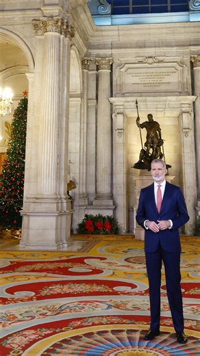 Casa de Su Majestad el Rey on Instagram: "Fragmento del Mensaje de Navidad de S.M el Rey: 🗨️ Hace 40 años en este mismo Salón de Columnas del Palacio Real de Madrid se firmó el tratado por el que ingresamos en las Comunidades Europeas. También se han cumplido 50 del inicio de nuestra transición democrática. (…) Quienes encauzaron aquel proceso lograron que finalmente el pueblo español en su conjunto fuera el verdadero protagonista de su futuro y asumiera plenamente su poder soberano. (…) Todos