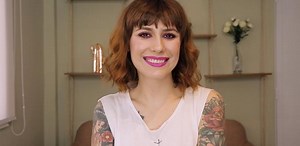 Maquiagem monocromática: como fazer a make toda cor de rosa em 2 minutos