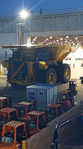 At MINExpo, @caterpillarinc revealed groundbreaking technological and ecological innovations on mining machines. With the event located within our territory at the Las Vegas Convention Center, we were proud to assist Cat with 8 pieces of equipment for the event. Take a look behind the scenes and see how we prepared, transported, and installed a 798 mining truck for the event. #minexpo #miningequipment @catmining @minexpointl | Empire Cat