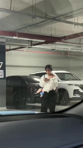 AI Visual Studio📈 on Instagram: "Tag your friends 😄 जापान कदमों को स्वच्छ ऊर्जा में बदल रहा है! शिबुया क्रॉसिंग और टोक्यो रेलवे स्टेशनों जैसे व्यस्त इलाकों में पीजोइलेक्ट्रिक फर्श की टाइलें लगाई जा रही हैं । ये स्मार्ट टाइलें हर बार किसी के कदम रखने पर बिजली पैदा करती हैं, जिससे मानव गतिविधि नवीकरणीय ऊर्जा में परिवर्तित हो जाती है"