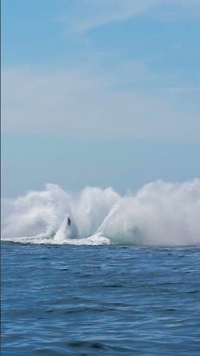 Incredibile Whale Leaps Near Boat: Massive Splash