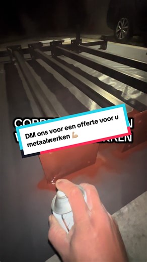 Sommige klanten hebben een garage waar je tijdens slecht weer kunt doorwerken 💪🏼💪🏼 @Rust-Oleum Benelux @MissJuuulz @indianninjarider #paintjob #steel #schilderen #viral #tiktokbuilders