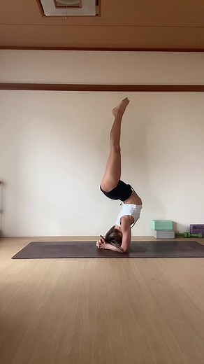 #weekend #tiktok #tiktoklive #training #homepractice #headstand #headstandvariation #yoga #pajama #contortion #flexibility #bendy #bendygirl #flexiblegirl #fitness #fitmom #mom #workout #フィットネス#フィットネス女子 #ヨガ#ヘッドスタンド #柔軟#ワークアウト#alo #aloyoga #1984 #週末 #sunday #lazy #goodmorning #fyp @Alo Yoga @lululemon