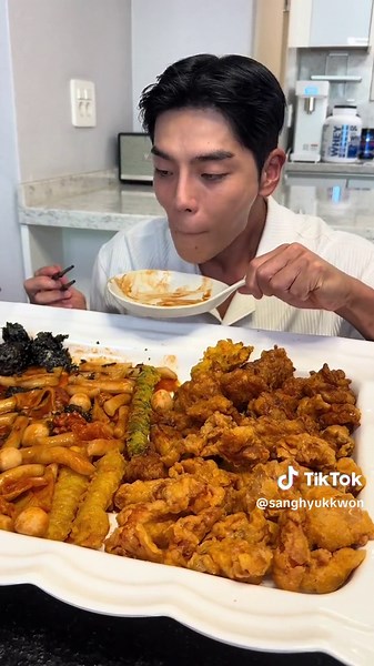 마피아떡볶이x5, 페리카나 후라이드 치킨, 대왕주먹밥x4 먹방