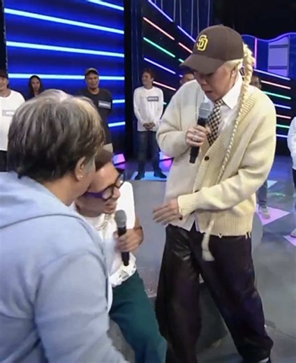 Jhong Hilario Nahulog sa It's Showtime! 😂