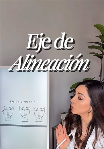 Muchas veces hablamos de diseños, mapas o tendencias… pero antes de todo eso, hay algo que debemos aprender a identificar: el eje de alineación del ojo. 👁️ Entender si un ojo es ascendente o descendente cambia completamente la manera en la que debemos trabajar una mirada 📐 👀 En este video hago énfasis en el ojo descendente porque es donde más fácil podemos cometer un desacierto técnico: bajar aún más la mirada al colocar demasiada longitud, densidad o peso en la parte externa del ojo🤓 Si el 