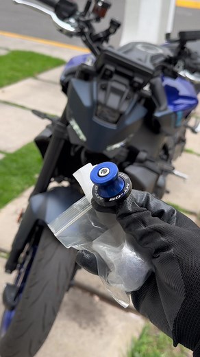 Accesorios para moto: tornillos deslizantes y caballete (pt 1)