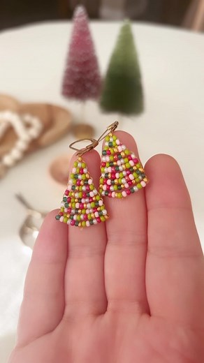 Today I’m sharing another simple but festive craft in these mini beaded Christmas tree earrings! 🎄✨ These trees look more complex than they are, but are actually quite simple to make with just a few supplies and a simple beading technique! They remind me of the days I spent when I was younger making little beaded geckos 😌 All you’ll need are a variety of coloured seed beads (Michaels has so many different varieties, but I just used some I had picked up previously,) a pair of earring backs (I u