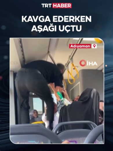 Adıyaman'da otobüste çıkan kavgada, kapının açılmasıyla kavga eden kişilerden biri aşağı düştü.