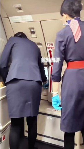 东航空姐厚黑丝等待廊桥对接并开启飞机舱门