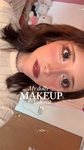 iana ; 🪷 on Instagram: "Mi maquillaje completo / full face makeup de muñequita, tutorial completo, tengo tutorial de CONTORNO, LABIOS, RUBOR, CEJAS Y PESTAÑAS por separado por si buscan verlos más a detalle ✨💗 Lentillas Wisp Hazel de ttdeye 🍓 Productos utilizados - Green Cushion @unleashia - Mascara de Cejas “S01” @unnyclub_official - Corrector LIquido @bissucosmeticsmx - Corrector liquido MY BFF MATTE “Fair” @amorusmx - Contorno Sculpt Duo “Brown Sugar” @sheglam_official - Contour Palette @j