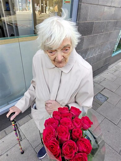 GIVING FLOWERS TO THE ELDERLY ❤️🌺 | Jack Jones TV
