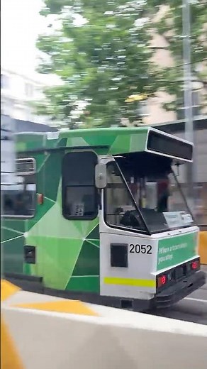 B2-Class #Melbourne #Tram (#Comeng) - Departing from Swanston Street Stop 10 (Route 67, Broken EDS)