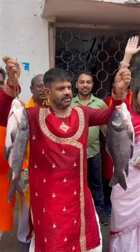 West Bengal mein assembly elections 23 aur 29 April ko hain aur BJP ne naya daav khela hai. Rakesh Singh Kolkata Port mein aur Koustav Bagchi Barrackpore mein Bengali New Year rallies mein haath mein Fish uthaye ghoomte rahe.Symbolism clear hai. "Maachhe bhate Bangali" matlab Bengali identity ke core mein Fish aur bhat hai. TMC baar baar yeh narrative chalati hai ki BJP vegetarianism impose karegi aur non-veg khaana band karwa degi. Toh BJP ne socha seedha Fish haath mein lo aur keh do dekho hum