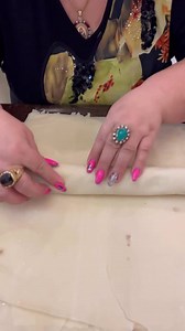 Пахлава из теста фило. Ингредиенты: - Тесто фило - 2 пачки; - Сливочное масло - 180 гр.; Для начинки: - грецкие орехи- 400 гр.; - Корица - 1 ст.л.; - Сахарная пудра - 100 гр. Для сиропа: - 1,5ст. - воды; - 1,5 ст. - сахара; - 3 дольки лимона. Тесто фило разморозить. С тестом работать нужно очень быстро (сохнет), можно накрыть влажным полотенцем. Если нет длинной, тонкой скалочки, можно использовать палочки для суш. Смешать орехи, корицу и сахарную пудру. Собрать рулеты, нарезать на кусочки и пло