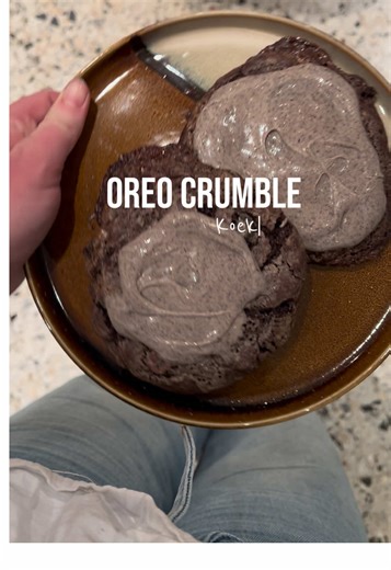 🍪 Oreo Crumble Cookies (±10–12 grote cookies) Ingrediënten Oreo crumble \t•\t200 g witte chocolade \t•\t130 g slagroom \t•\t6 Oreo’s, grof verkruimeld Cookie dough \t•\t110 g ongezouten boter (op kamertemperatuur) \t•\t100 g lichtbruine basterdsuiker \t•\t60 g kristalsuiker \t•\t1 ei (M) \t•\t1 tl vanille-extract \t•\t2 el golden syrup (of honing / lichte stroop) \t•\t180 g bloem \t•\t50 g cacaopoeder (ongezoet) \t•\t½ tl baking soda (bicarbonaat) \t•\t½ tl zout ⸻ 👩‍🍳 Bereiding 1. Oreo crumbl