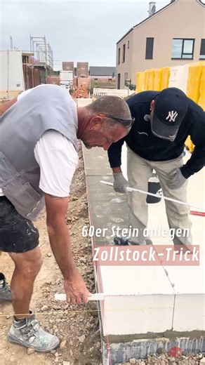Erste Mauerreihe beim Einfamilienhaus 🏡🧱 Unsere Profis packen mit an und zeigen den Bauherren, wie sie ihre Ytong-Steine perfekt setzen können – inklusive Geheimtipps! 💪 Kennst du schon den 60er-Zollstock-Trick? 😅📏 Der spart Zeit – und wir verraten, wie er funktioniert! 👀 👉 Folge uns für mehr Bau-Insider und Tipps rund ums Eigenheim! | MH Massivhaus YTONG Bausatzhäuser