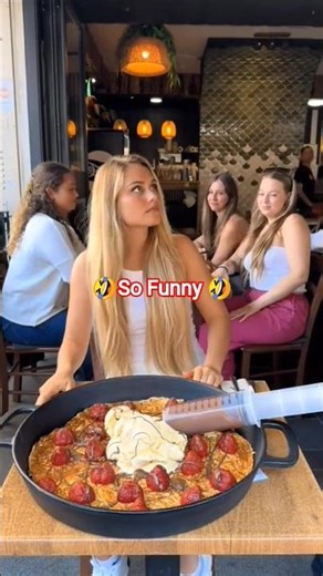 . Funny Restaurant Prank – Waiter Serves Oversized Meals! #shortsfeed #funny #laugh #snaptoon2025