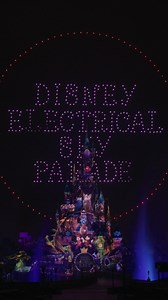 Nieuw! In de droneshow Disney Electrical Sky Parade verlichten tientallen drones de lucht! De show is te zien t/m 30 september 2024 in Disneyland Paris en is onderdeel van Disney Symphony of Colours. ✨🤩 | Disney