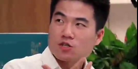 董宇辉觉得自己很帅，而且有贵族气质，嘲笑瓜子脸。最近央视曝光了他带货的“优思益”保健品，其澳洲地址竟是一个修车摊。人民日报也炮轰“不能让平台、主播等只赚钱不担责”。董宇辉目前微博动态全部清空。董宇辉在此前直播中，声称居里夫人发现了铀(实际上是镭和钋)，发明了X光机(实际上是伦琴发现了X射线)，甚至说她获得了诺贝尔文学奖。这种低级常识错误，让他的“文化人”人设，遭到了前所未有的质疑。