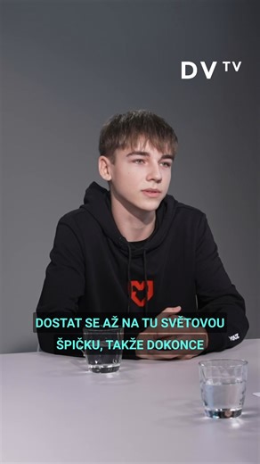 🎙| Většina jeho vrstevníků si u Counter-Striku krátí dlouhou chvíli, Oldřicha Nového v 16 letech hraní ikonické střílečky živí. Na všechny otázky, které se s neobvyklou kariérou pojí, se v rozhovoru zeptal Martin Veselovský. Pusťte si ho ZDE: https://dvtv.ink/oldrich_novy | DVTV