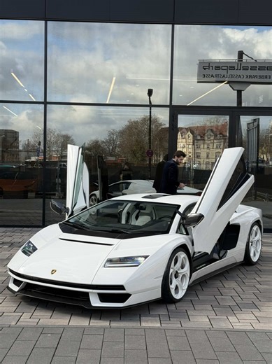 Lamborghini Countach LPI 800-4: A Hypercar Spectacle