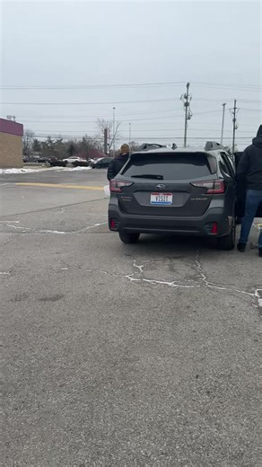 Deportaciones en Columbus Ohio. Hoy viernes 19 a las 3 pm en el parqueadero de @La Madrina Multiservice estubo la migra arrestando a un cliente , documentamos y ya fueron avisados sus familiares y amigos , quedamos a sus órdenes. #migracion @Carlos_Eduardo_Espina #INMIGRACIOn #redadas #deportacion #columbusohio