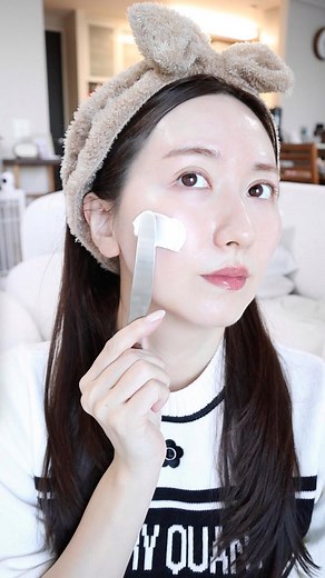 AKANE on Instagram: "韓国でニベアの新しい使い方バズってた🧖🏻‍♀️💙 ㅤㅤㅤ ❶ニベアクリームを顔全体にたっぷり塗る ❷ @cellfusionc_official_jp のクーリングパッドで顔全体を覆う ❸15分待つ ❹パッドを剥がしてスパチュラでニベアを落として完了 ㅤㅤㅤ ※ニベアは油分多めなので酒さやニキビでお肌の調子悪い時は辞めた方がいいかも！ 乾燥と火照りが気になる時は神的組み合わせ🔥♡♡ ㅤㅤㅤ ㅤㅤㅤ ㅤㅤㅤ ㅤㅤㅤ #ニベア #ニベア青缶 #パック #韓国スキンケア #トナーパッド #cellfusionc #qoo10 #qoo10購入品 #韓国コスメ #乾燥ケア"
