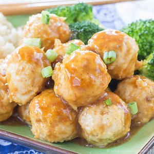 GENERAL TSO'S CHICKEN MEATBALLS are a fun twist on your favorite Chinese takeout. Check out the recipe for gluten-free and paleo options. Get the Recipe >> https://cupcakesandkalechips.com/general-tsos-chicken-meatballs/ | Healthy Delicious Recipes