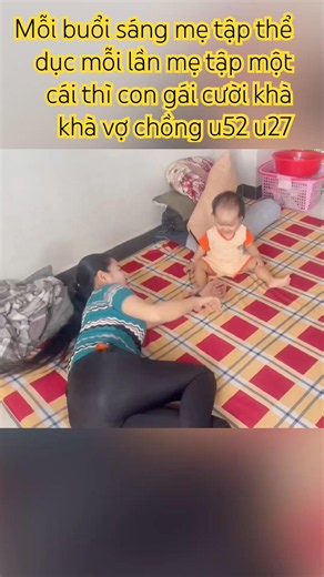 Mỗi buổi sáng mẹ tập thể dục mỗi lần mẹ tập một cái thì con gái cười khà khà vợ chồng u52 u27