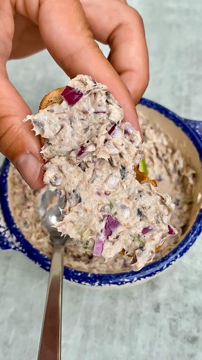 Claire Le Gallo on Instagram: "RILLETTES DE SARDINES 🐟 — pour un apéro frais, gourmand et prêt en 2 minutes ! Vous avez adoré la version avec du thon, voici une nouvelle version que j’ai testée lors de ma soirée brésilienne. La recette a été validée par toutes mes cops 😋 Seulement 4 ingrédients et c’est prêt à être dégusté 👩🏻‍🍳 Enregistre la recette pour la refaire plus tard 👀 👩🏻‍🍳 INGRÉDIENTS (pour 4 personnes) : - 1 boîte de sardine - 2 c.à.s de fromage frais - Le jus de 1/2 citron ve