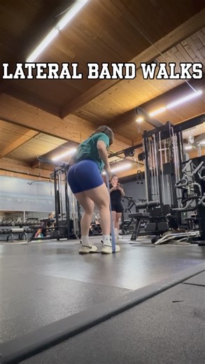 🔥 Calentamiento / Activación con banda en los pies o en las piernas Pasos laterales con banda (Lateral Band Walks) ♾️Banda en los pies o tobillos. 🦵 Mantén semi flexión de rodillas. 👣10-12 pasos hacia cada lado. “No te saltes el calentamiento, tu cuerpo te lo va a agradecer 💪🏼” | Danya Bernal