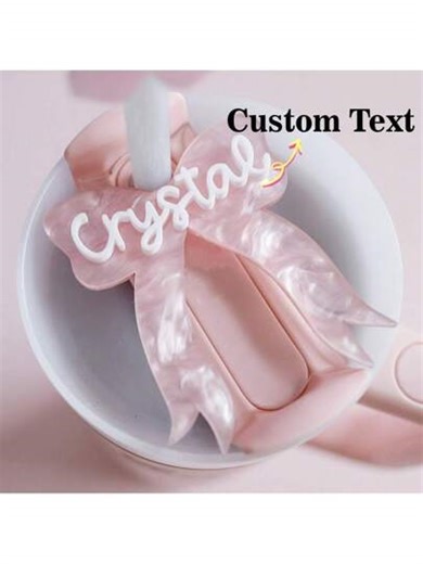 1 pièce Étiquette de tasse en acrylique personnalisée avec un nœud romantique, lettre de script à vague personnalisée pour accessoire de gourde, décoration de vaisselle créative, cadeau d'anniversaire idéal. Multifonctionnel, facile à nettoyer, réutilisable pour petit ami, petite amie, maman, papa, famille, amis pour anniversaires, la Saint-Valentin, la Fête des Mères, les anniversaires, la Journée de l'enfance, la Fête des Pères, la remise des diplômes, les mariages, le pendaison de crémaillère