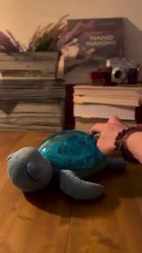 What if a turtle 🐢 can add magic touch for sleeping moments? Meet the Tranquil Turtle™, your child's favorite nightlight, which projects blue waves light projections and plays melodies that remind us of the sea 🌊 You can choose yours between 4️⃣ colors Ocean, Green, Pink or Aqua. Credit to @magoriumgiocattoli | Cloud.b