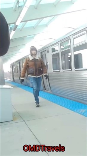 Getting on the train. #chicago #ltrain #cta