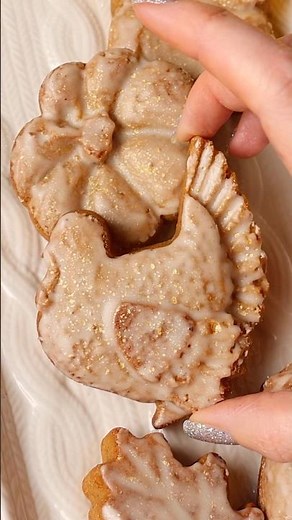 Molded gingerbread cookies for Thanksgiving 🦃 #bakingideas #fallbaking