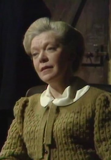 A Family at War S03:E03 - Happy Returns